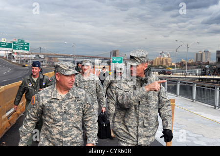 Le général de l'armée Frank Grass, le chef de la Garde nationale, le Bureau est informé par le général de l'Armée de Patrick Murphy, l'adjudant général de la Garde Nationale de New York, à Manhattan, lors d'une visite à des secteurs touchés par l'Ouragan Sandy à New Jersey et New York un Banque D'Images