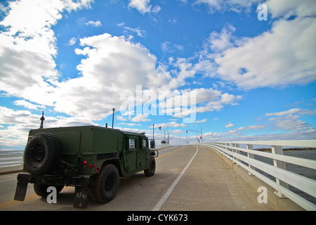 Un Nouveau Jersey Air National Guard HUMMWV à partir de la 177e Escadre de chasse, dans le New Jersey, les patrouilles de la Garde nationale aérienne les zones de plage de Brick Township, N.J. le Nov 3. La 177e Escadre de chasse aviateurs sont d'aider la police locale à l'île d''un coffre-fort. Nouveau J Banque D'Images