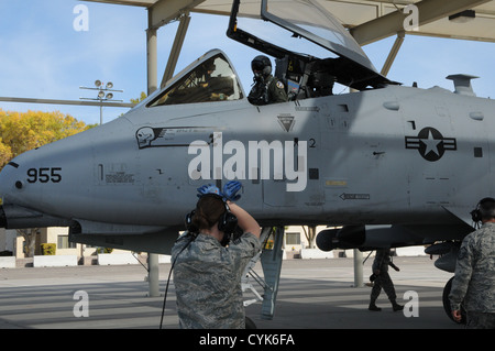 Treize avions A-10 Thunderbolt II de la Garde nationale aérienne de l'Idaho atterrissent à la base aérienne de Kirtland au Nouveau-Mexique pour commencer l'entraînement pour l'exercice Jaded Thunder. Banque D'Images
