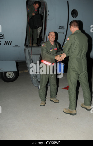 U.s. Air Force Le Colonel Kelly Miller, pilote d'avion, et le Major Brad Anthony, d'aéronefs, copilot sont les bienvenus retour à la 186ème Escadre de ravitaillement en vol par le capitaine Duane Ross champ clé sur la base de la Garde nationale aérienne, Meridian, Mississippi, le 3 novembre 2012. Miller et Anthony compl Banque D'Images