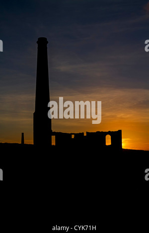 Le coucher du soleil, derrière tin mine Banque D'Images