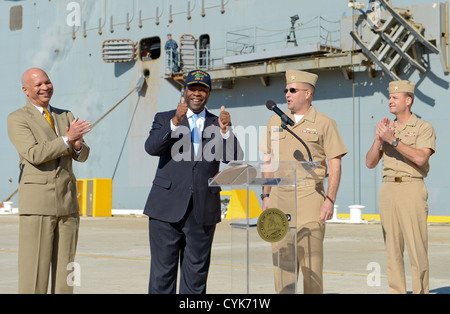 Ville de Jacksonville Maire Alvin Brown montre un USS Bataan (DG 5) ball cap donné par le capitaine Erik Ross, commandant du navire, à son arrivée à la Station Navale de Mayport. Banque D'Images