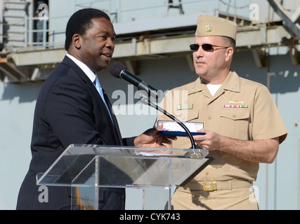 Ville de Jacksonville Maire Alvin Brown awards les clés de la ville au capitaine Erik Ross, commandant du USS Bataan (DG 5), à l'arrivée du navire à la Station Navale de Mayport. Banque D'Images