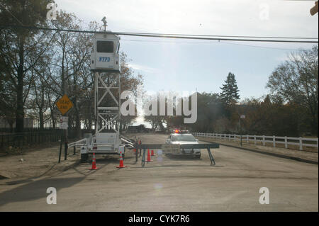6 novembre 2012 - New York, New York, États-Unis - conséquences de l'Ouragan Sandy certains quartiers de Brooklyn commencer le processus de nettoyage tandis que d'autres quartiers sont la livraison des approvisionnements de secours aux personnes qui ont tout perdu. N.Y.C. Poste d'observation du service de police pour aider la police à surveiller les pillards et autres activités criminelles.. Â© 2012Conséquences de l'Ouragan Sandy certains quartiers de Brooklyn commencer le processus de nettoyage tandis que d'autres quartiers sont la livraison des approvisionnements de secours aux personnes qui ont tout perdu. Â© 2012(Credit Image : © Bruce Cotler/Photos/ZUMAPRESS.com) Globe Banque D'Images