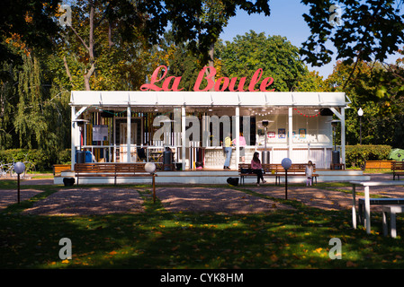 Petit vintage cafe dans Gorky Park, Moscou, Russie Banque D'Images