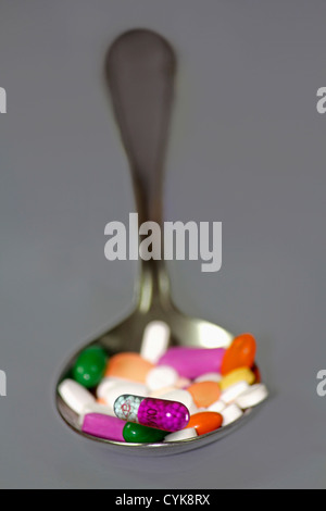 Pile de comprimés dans une cuillère Banque D'Images