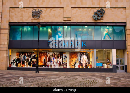 Primark store fenêtre avec des mannequins de mode d'hiver présentant les dernières à Dundee, Royaume-Uni Banque D'Images