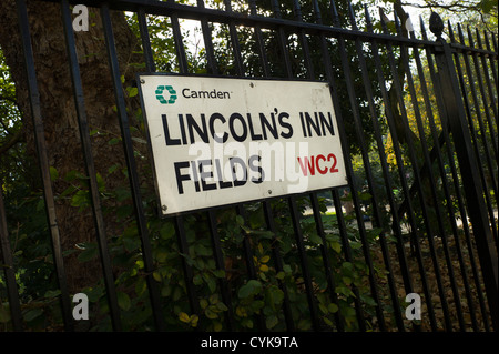 Lincoln's Inn Fields, Holborn, Londres, Close up photo de street sign sur rampes de parc. Banque D'Images