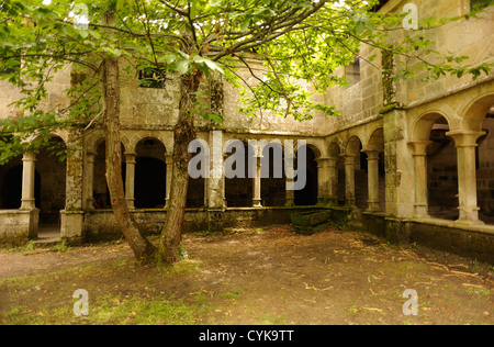 Cloître voûté et la cour dans un monastère abandonné ou dans la vallée de l'ermitage de Sil. Esgos, Galice, Espagne Banque D'Images