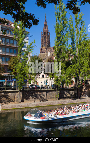 Batorama bateau d'excursion, croisière sur la rivière Ill, de la cathédrale, Strasbourg, Alsace, France Banque D'Images