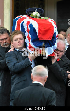 6 novembre 2012, Cookstown, en Irlande du Nord. Le fils et le père de l'assassiné de Prison David Black transporter son cercueil de l'église après le service funéraire. Banque D'Images