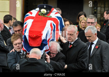 6 novembre 2012, Cookstown, en Irlande du Nord. Le fils et le père de l'assassiné de Prison David Black transporter son cercueil de l'église après le service funéraire. Banque D'Images