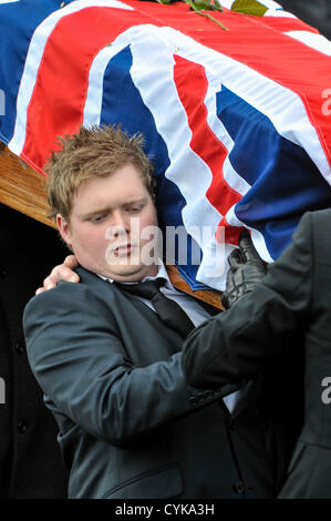 6 novembre 2012, Cookstown, en Irlande du Nord. Le fils de l'assassiné de Prison David Black porte son cercueil de l'église après le service funéraire. Banque D'Images