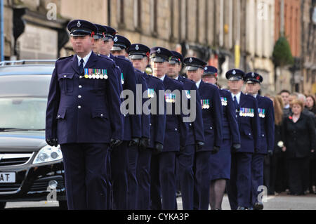 6 novembre 2012, Cookstown, en Irlande du Nord. Les funérailles de l'officier de la prison David Black, qui a été assassiné pendant la conduite au travail last jeudi matin. (Les visages de l'administration pénitentiaire ont été masquées pour protéger leur identité) Banque D'Images