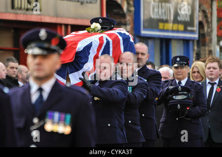 6 novembre 2012, Cookstown, en Irlande du Nord. Fonctionnaire de l'administration pénitentiaire collègues portent le cercueil de David Black, qui a été assassiné pendant la conduite au travail last jeudi matin. (Les visages de l'administration pénitentiaire ont été masquées pour protéger leur identité) Banque D'Images