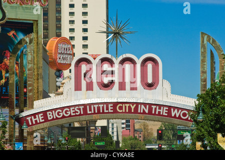 Reno welcome sign on main street scene à Reno, Nevada. Banque D'Images