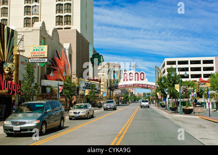 Scène de rue principale avec panneau de bienvenue à Reno, Nevada. Banque D'Images