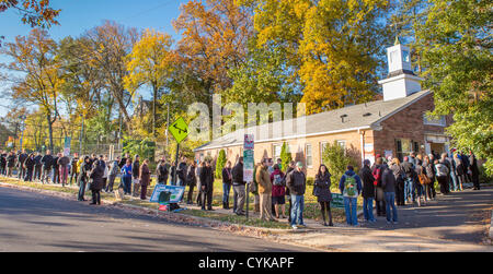 ARLINGTON, VIRGINIA, USA. 6 novembre, 2012. Tôt le matin jusqu'à la ligne d'électeurs vote en 2012 à l'élection présidentielle Lyon maison communautaire du Village, de la Cité parlementaire 16. Banque D'Images