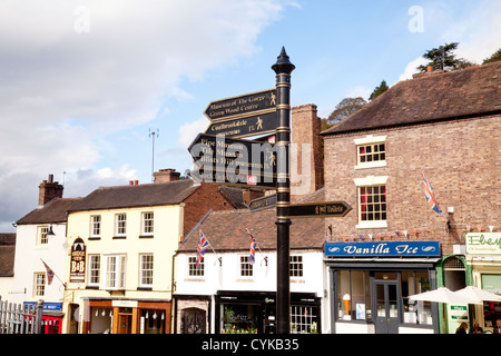 Inscrivez-tourisme dans le centre de ville d'Ironbridge, Site du patrimoine mondial, le Shropshire UK Banque D'Images