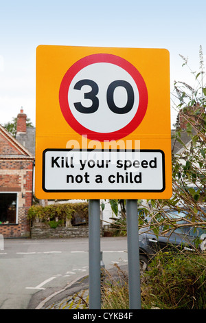 Panneau de limite de vitesse UK; panneau de route « Kill Your SPEED Not a Child » de 30 mph, Royaume-Uni Banque D'Images