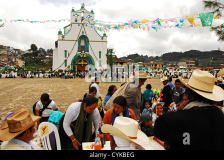 Le Mexique, San Juan de Chamula, rassemblement de personnes autochtones locales en face de l'église de Chamula à regarder Santa Rosa Banque D'Images