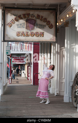 USA, Nevada. Femme et le godet de sang signe Saloon 1876 Virginia City, Nevada. Banque D'Images