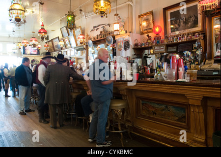 USA, Nevada. Bière locale dans le seau de sang Saloon 1876 Virginia City, Nevada. Banque D'Images