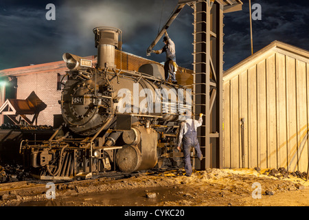 1925 2-8-2 Locomotive à vapeur de type Mikado Baldwin avec équipage de train au travail de nuit au dépôt de train de Durango, Durango, Colorado. Banque D'Images