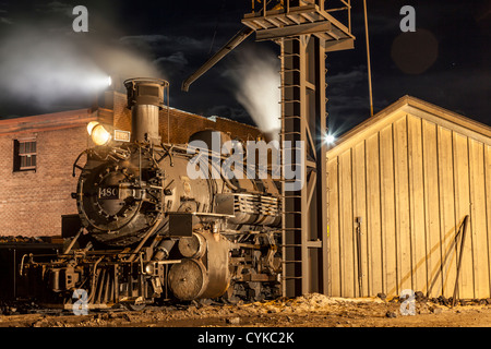 1925 2-8-2 Locomotive à vapeur de type Mikado Baldwin à Durango et au dépôt de chemin de fer à voie étroite de Silverton la nuit à Durango, Colorado. Banque D'Images