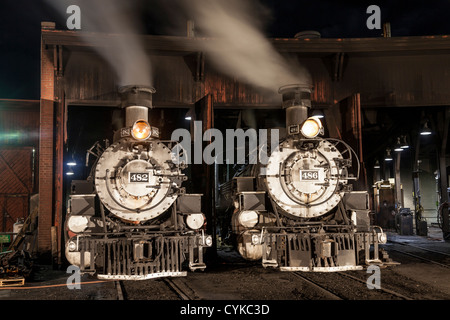 1925 2-8-2 locomotives à vapeur de type Mikado Baldwin à Durango et au dépôt de chemin de fer à voie étroite de Silverton la nuit à Durango, Colorado. Banque D'Images