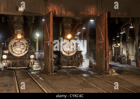 1925 2-8-2 locomotives à vapeur de type Mikado Baldwin à Durango et au dépôt de chemin de fer à voie étroite de Silverton la nuit à Durango, Colorado. Banque D'Images