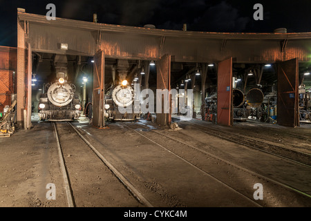 1925 2-8-2 locomotives à vapeur de type Mikado Baldwin à Durango et au dépôt de chemin de fer à voie étroite de Silverton la nuit à Durango, Colorado. Banque D'Images