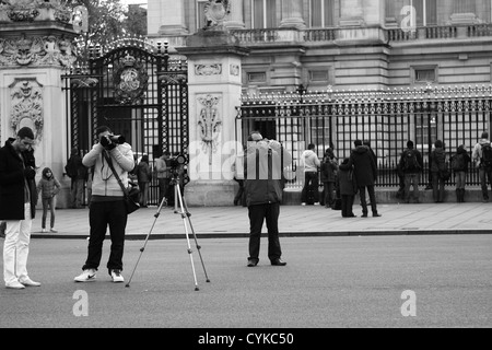 Deux photographes de prendre des photos devant le palais de Buckingham, Londres Banque D'Images