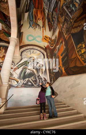 Le Mexique, Guanajuato, Alhondiga de Granaditas, femme et fille regarder murales de Miguel Hidalgo. UNESCO World Heritage Site. Banque D'Images