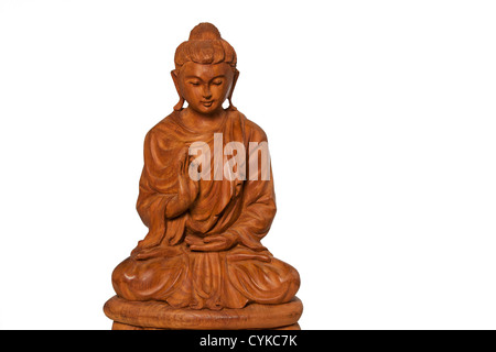 Statue de Bouddha Bouddha en bois sculpté assis en méditation sur une fleur de lotus de l'illumination avec fond blanc. Banque D'Images