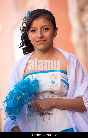 Amérique du Nord, du Mexique, Guanajuato, fille en robe de chambre à son Quinceanera party, la célébration de la 15e anniversaire d'une fille Banque D'Images