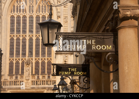 Prix de la pompe avec des signes de la fenêtre de l'église en arrière-plan l'abbaye de Bath Somerset England UK Banque D'Images