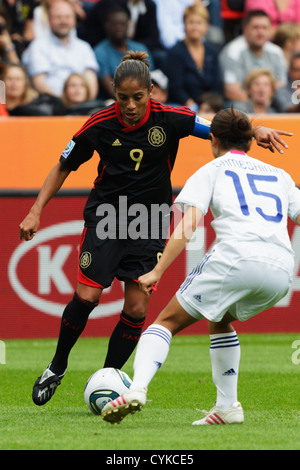 Mexique Le capitaine de l'équipe, Maribel Dominguez contrôle le ballon pendant une Coupe du Monde féminine de la fifa match du groupe B contre le Japon. Banque D'Images