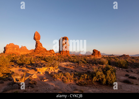 Rock formation équilibrée au coucher du soleil à Arches National Park Banque D'Images