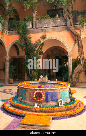 Amérique du Nord, Mexique, San Miguel de Allende, cour traditionnelle ornée de décorations de fête des morts. (MR) Banque D'Images