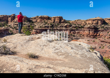 Photographe dans le quartier des aiguilles du parc national de Canyonlands Banque D'Images