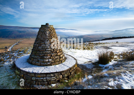 Neige d'hiver ; 2000 Cairn Pyramical Millennium, structure de siège en pierre.Paysage enneigé View point au-dessus de Swaledale, North Yorkshire Dales, Royaume-Uni Banque D'Images