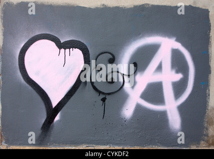 Coeur de la capitale et dans un cercle - symboles de l'amour et l'anarchie - graffiti art on wall Cardiff Wales UK Banque D'Images