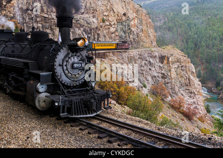 1925 2-8-2 type Mikado Baldwin Locomotive à vapeur tirant mixte train historique composé sur Horseshoe Curve Banque D'Images