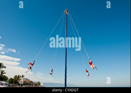 Le Mexique, Puerto Vallarta. Voladores de Papantla hommes volants, sur le Malecon, Puerto Vallarta, Mexique. Banque D'Images