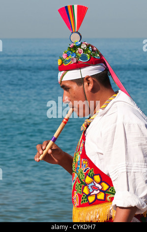 Le Mexique, Puerto Vallarta. Voladores de Papantla homme volant, sur le Malecon, Puerto Vallarta, Mexique. Banque D'Images