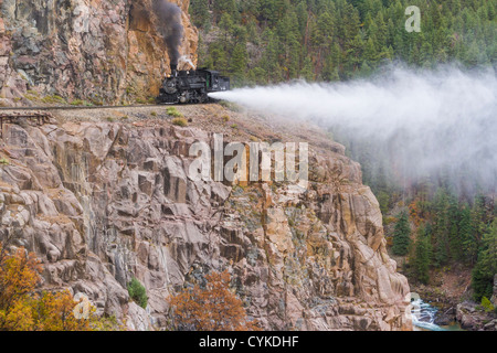 1925 2-8-2 type Mikado Baldwin Locomotive à vapeur tirant mixte train historique composé sur Horseshoe Curve Banque D'Images