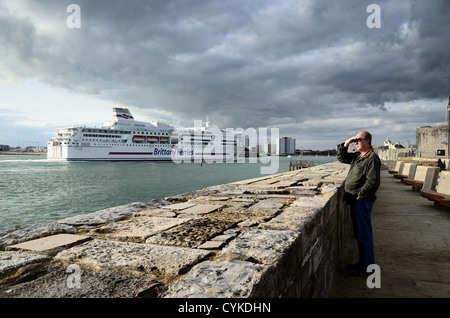 Navire de Brittany Ferries Pont Aven entrant dans le port de Portsmouth Hampshire England UK Banque D'Images