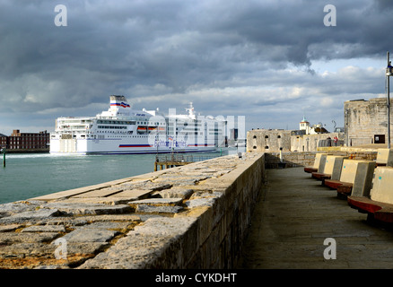 Brittany Ferries navire entrant dans le port de Portsmouth Banque D'Images