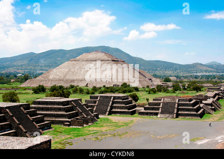 Mexique, Mexico, Teotihuacan, la pyramide de la Lune et de l'Avenue des Morts, vu de la Pyramide du soleil Banque D'Images